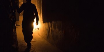 黑暗中前行的孩子究竟是哪首歌？