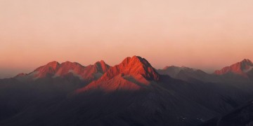 站在山上望太阳究竟是哪首歌？