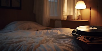 黑夜里被子里适合听什么歌？