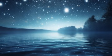 在水上听星星唱歌究竟出自哪首歌？